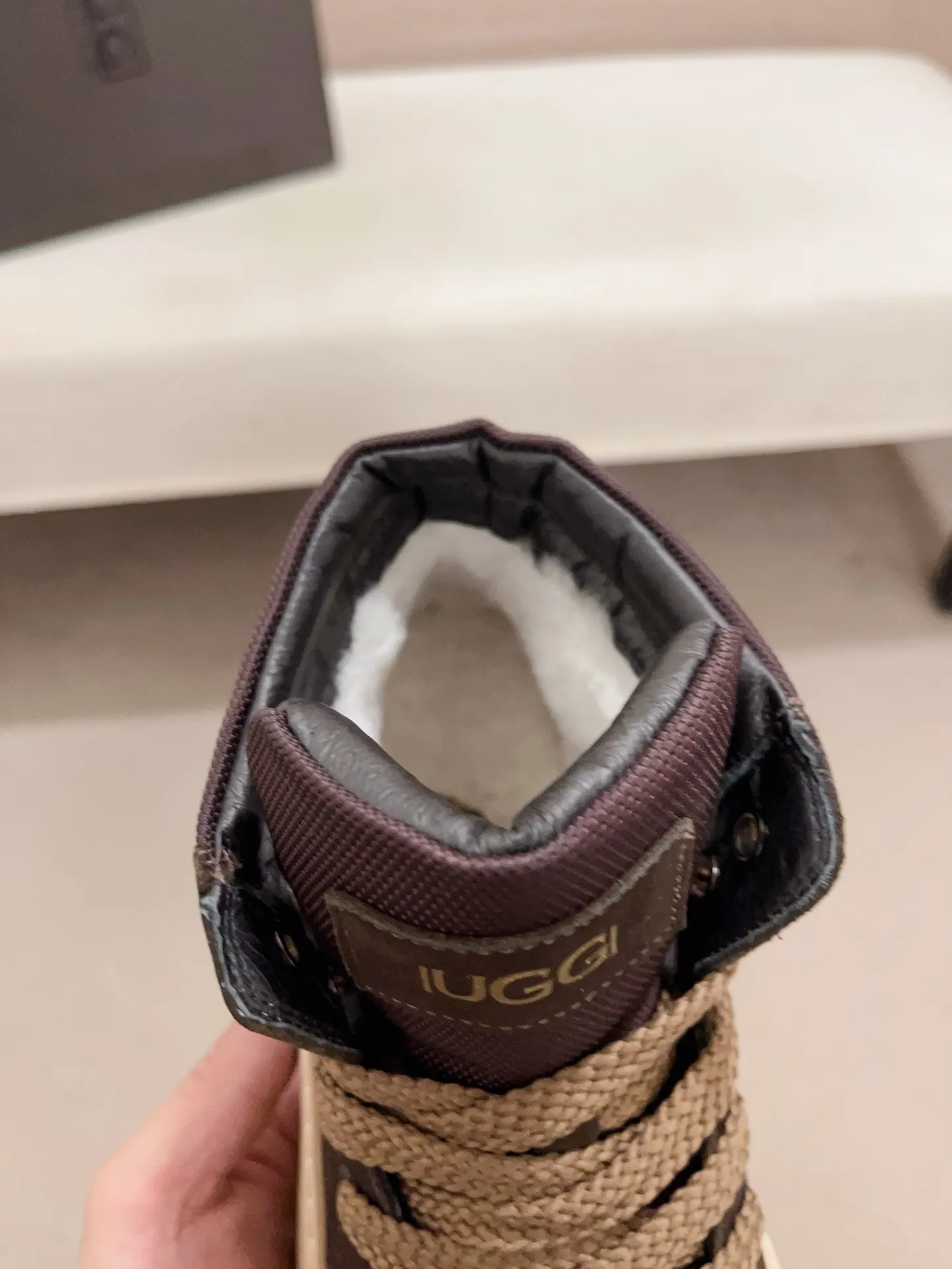Factory Price: 390 Men's Men's Shoes 💰North American Men's Shoes Ugg ☃️In the special sale of new high-quality men's shoes and snow boots in autumn and winter, the nemesis of extreme cold weather! Made of cowhide leather, merino wool lining, and original outsole, whether driving, outdoor or daily wear, there is always one that suits you! Code number 39-44
